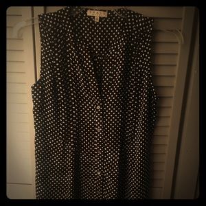 Women’s no sleeve button down top